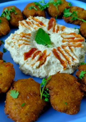 A picture of Pitta bread with Falafel and Hummus.