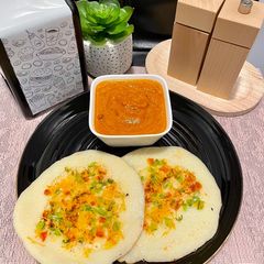 A picture of Instan Rava uttapam and onion tomato chutney.