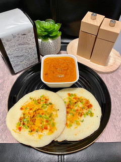 A picture of Instan Rava uttapam and onion tomato chutney.