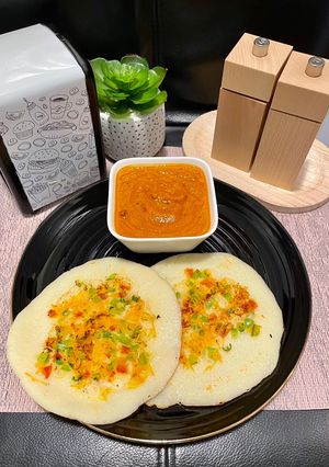 A picture of Instan Rava uttapam and onion tomato chutney.