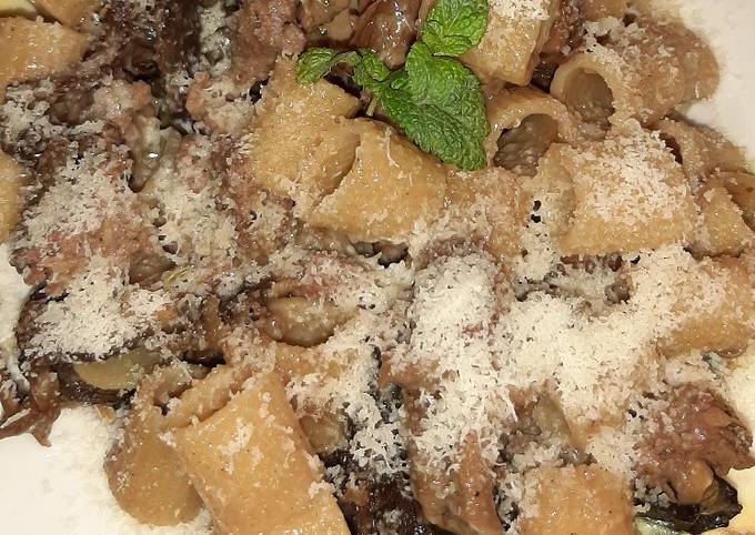 Il modo più semplice a Fai Fatto in casa super veloce Mezzi rigatoni glutenfree con salsiccia e funghi di bosco secchi