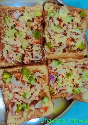 ब्रेड कैप्सिकम पिज़्ज़ा(Bread capsicum pizza recipe in Hindi) रेसिपी मुख्य फोटो