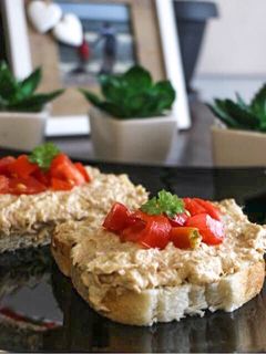 O poză a rețetei Salată de ton cu usturoi și maioneză.