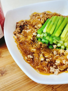 清燙蘆筍佐辣豆瓣肉燥冬粉 的食譜成品照片