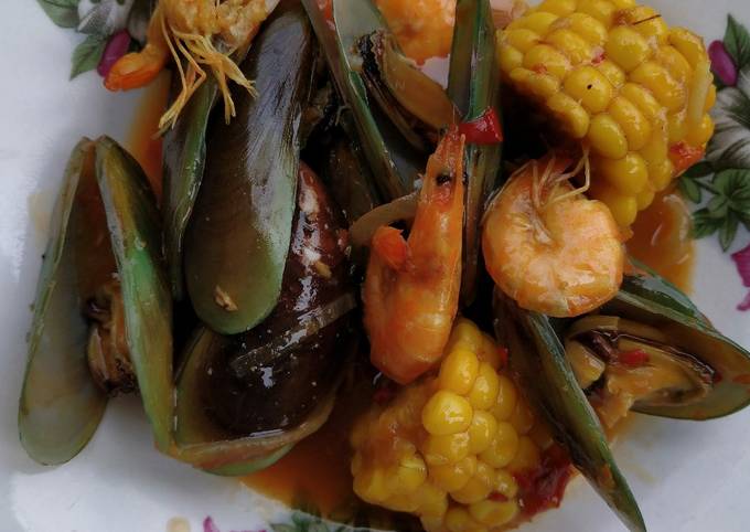 Udang kerang hijau jagung saus tiram lumer