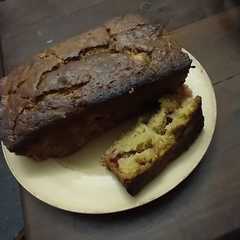 Una foto de Budín de manzana y frutilla
