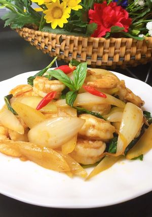 Hình của món Tôm xào cà ri hành tây,lá quế.