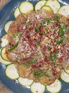 Una foto de Carpaccio de calabacín e higos