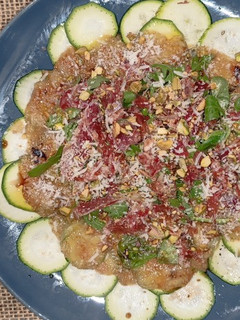 Una foto de Carpaccio de calabacín e higos