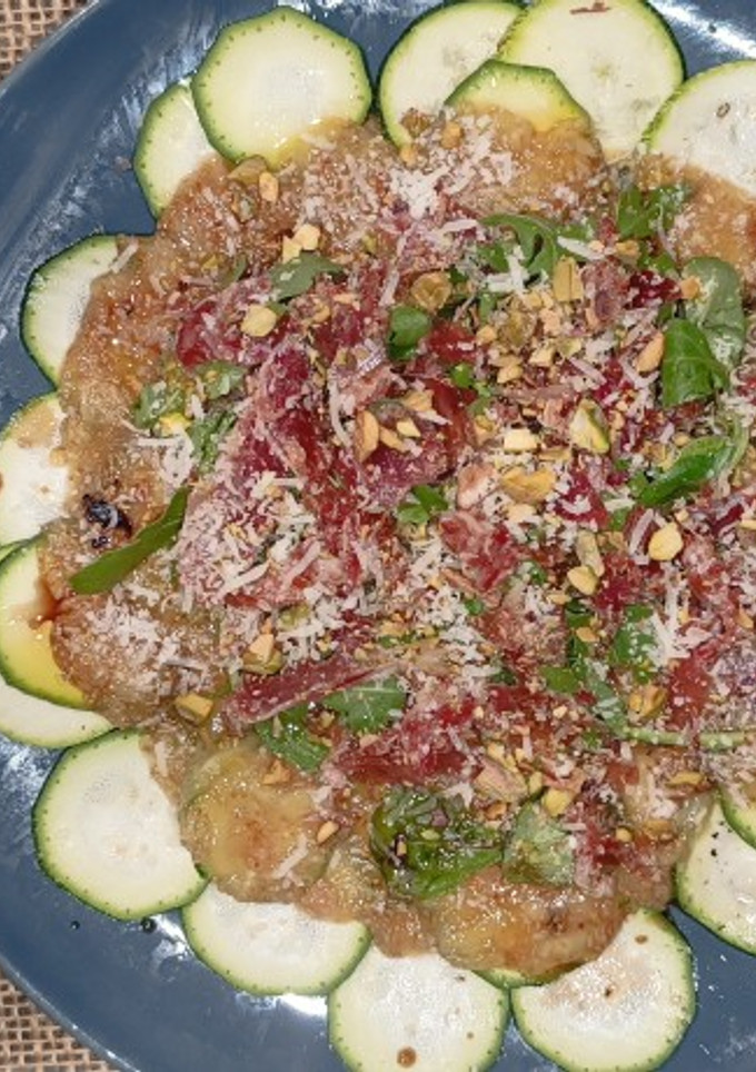 Una foto de Carpaccio de calabacín e higos