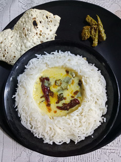 भिंडी की कढ़ी (Bhindi ki Kadhi recipe in Hindi) रेसिपी मुख्य फोटो