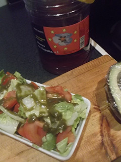 Una foto de Ensalada con lechuga, aguacate, tomate, miel y aceite de ortigas