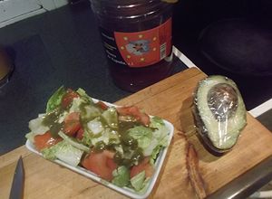 Foto principal de Ensalada con lechuga, aguacate, tomate, miel y aceite de ortigas