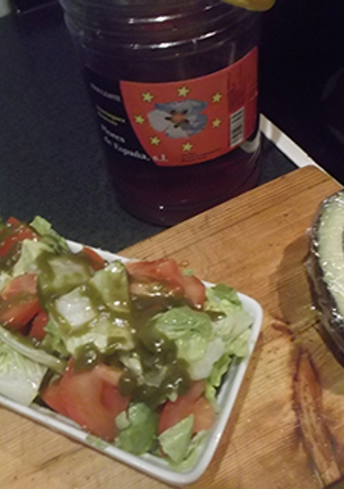 Una foto de Ensalada con lechuga, aguacate, tomate, miel y aceite de ortigas