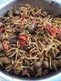 Nouilles japonaises sautées aux tomates et champignons