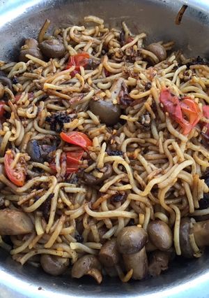 Une photo de Nouilles japonaises sautées aux tomates et champignons