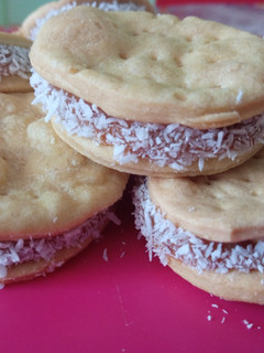Una foto de Alfajores de hojarasca 🥰