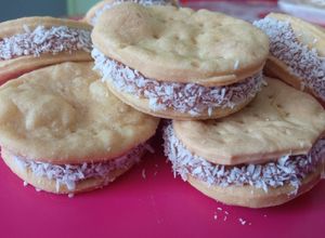 Una foto de Alfajores de hojarasca 🥰