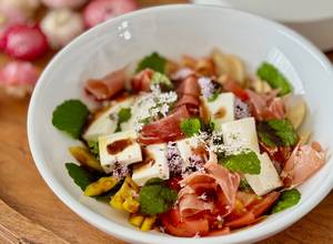 Hình của món Salad Táo Xanh, Phô Mai Feta & Jambon Serrano.