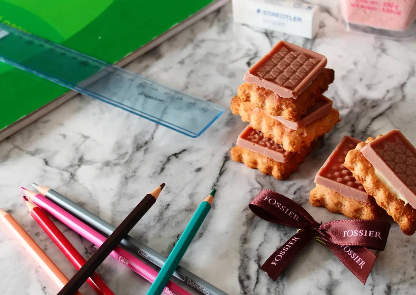 Petit écolier aux biscuits roses