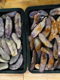 Una foto de Papas negras al horno