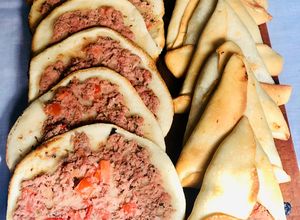 Una foto de Empanadas armenias, árabes Sfija, Fatay, lehmeyun