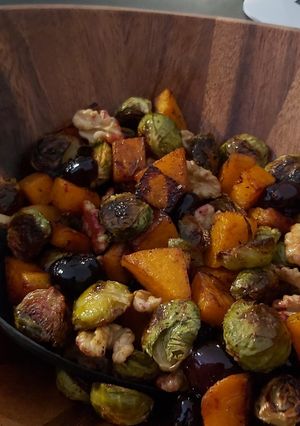 Una foto de Coles de Bruselas con anco, nueces y arándanos