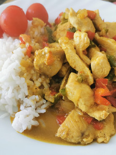 Una foto de Pollo al curry con arroz