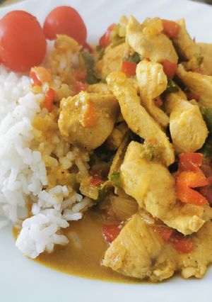 Una foto de Pollo al curry con arroz