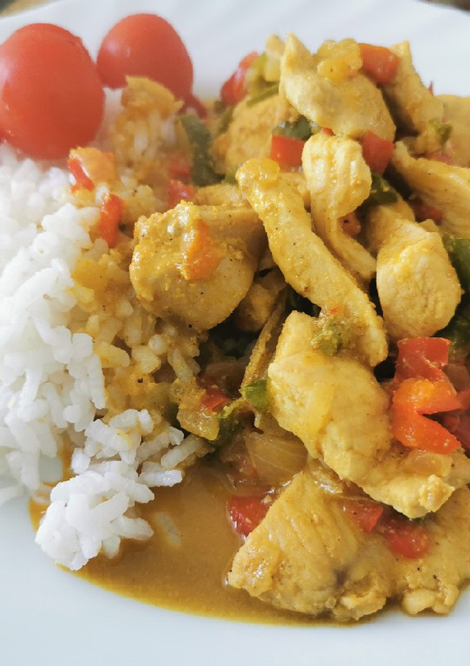 Una foto de Pollo al curry con arroz
