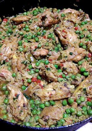 Una foto de Pollo con arroz amarillo al disco