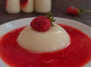 Foto resep Lychee Pannacotta with strawberry sauce