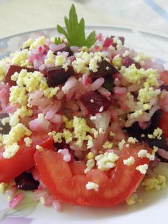 Una foto de Ensalada fresca de arroz y remolacha