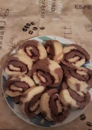Színes piskótatekercs recept fotója