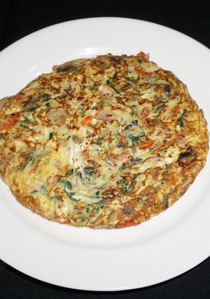 Una foto de TORTILLA DE CHAMPIÑONES, ESPINACA Y JAMÓN