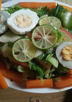 Hình của món Salad rau thập cẩm dội sốt mè.