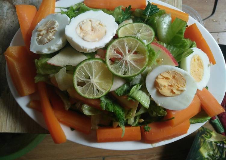 Salad rau thập cẩm dội sốt mè