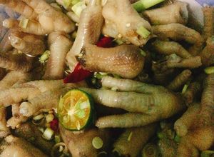 Hình của món Chân gà trộn sả tắc chua ngọt.