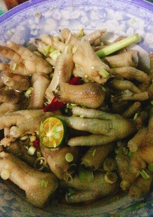 Hình của món Chân gà trộn sả tắc chua ngọt.