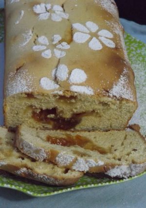 Una foto de Pan relleno de mermelada de naranja y saúco