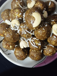 मेथी ड्राई फ्रूट के लड्डू (methi dry fruits ke ladoo recipe in Hindi) रेसिपी मुख्य फोटो