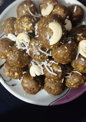 मेथी ड्राई फ्रूट के लड्डू (methi dry fruits ke ladoo recipe in Hindi) रेसिपी मुख्य फोटो