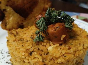 Una foto de Arroz de Chorizo inspirado en el arroz de longaniza chocoano