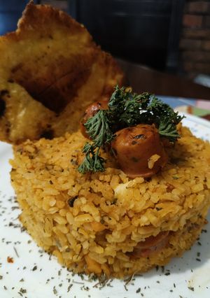 Una foto de Arroz de Chorizo inspirado en el arroz de longaniza chocoano