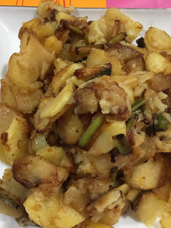 Una foto de Patatas a lo pobre con ajos tiernos