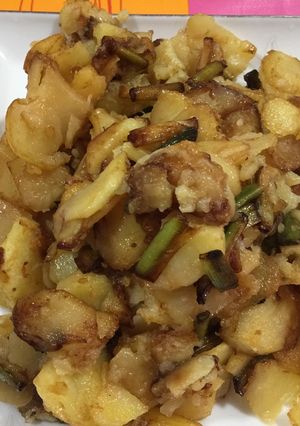 Foto principal de Patatas a lo pobre con ajos tiernos