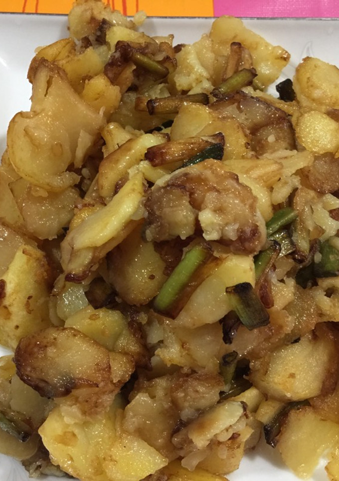 Una foto de Patatas a lo pobre con ajos tiernos