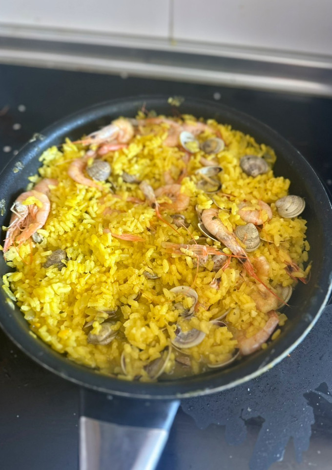 Una foto de Arroz rápido de gambas y almejas