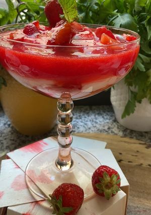 Une photo de 🍧Dessert 🍨 healthy 🍓 fraises 🍓 yaourt grec