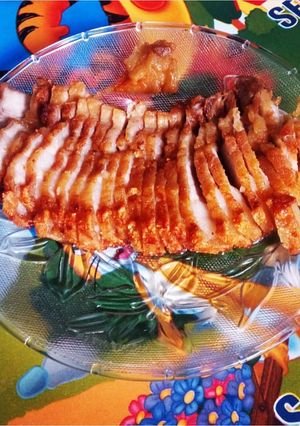 Hình của món Thịt lợn quay giòn bì.